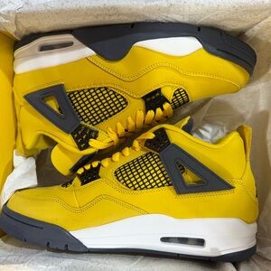 Jordan Air 4 Retro in Tour Yellow and Dark Blue Gray size 9.5m